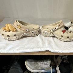 Crocs Classic Clog Peanuts Snoopy Woodstock Beige Kids US 6 Slip-On
