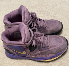 Size 4Y – Nike Kyrie 8 Infinity Mid Amethyst Wave EUC