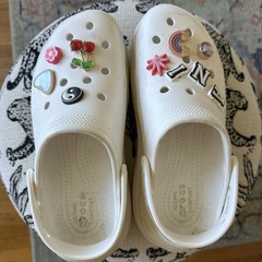 Crocs platform Clog White Unisex Size 9 with Fun Charms Cherry Rainbow not worn