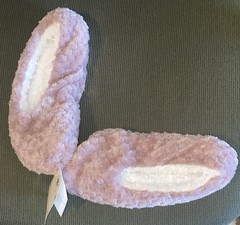 ✨NEW w/Tags One Size Pink Slippers Fleece Slippers w/Soft Lining and Grippers✨