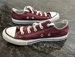 Converse Chuck Taylor All Star Maroon Canvas Low Top Youth Sneakers Size 2 kids