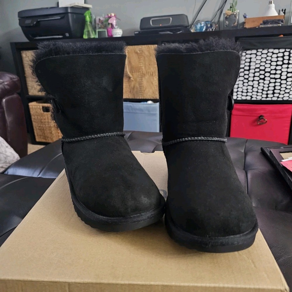 UGG K Bailey Button II Black Snow Boots Kids Size 6 Shearling Button Accent