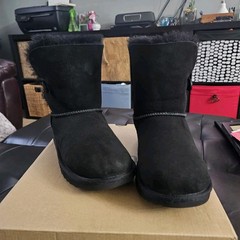 UGG K Bailey Button II Black Snow Boots Kids Size 6 Shearling Button Accent