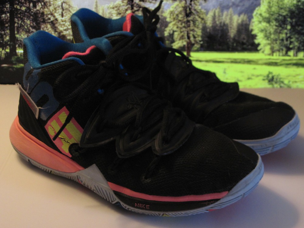 Nike Kyrie Just Do It Kid’s Size 5.5Y Black/Pink/Blue Basketball Shoes 8949
