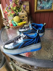 JIANDIAN LIGHT-UP (work) 2 roller wheels skate shoes EU Sz 39/ US 8 Charger incl