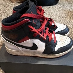 Jordan Air Jordan 1 Mid (GS) Black/White/Red Kids 5.5Y Leather DQ8423-106
