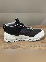 On Cloudhero Mid Waterproof boot, Unisex Youth 6,Black, Gray & White