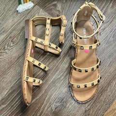 Steve Madden 4Y studded Sandal