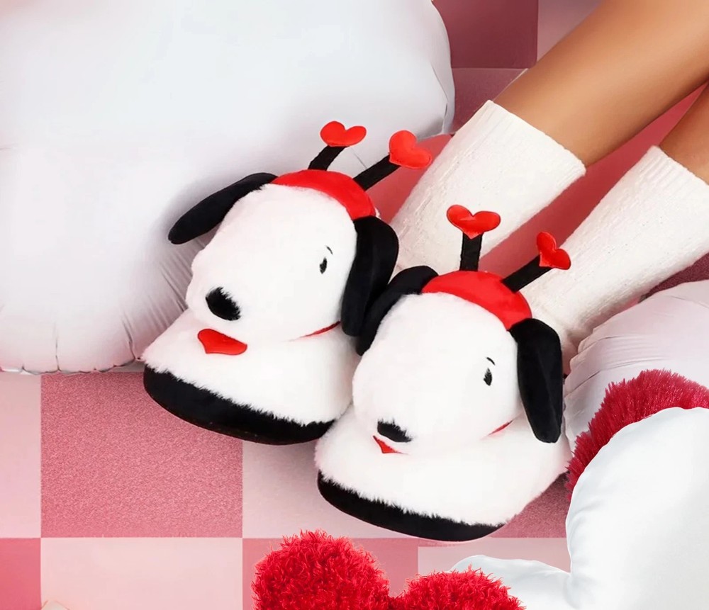Children’s Peanuts Snoopy Slippers Brand New Valentine’s Day Size 11/12 or 2/3