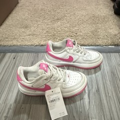 Nike Gamma Force in the „White / Playful Pink“ colorway Leather Lace Up US 11.5C