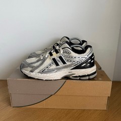 New Balance 1906 R Metallic Silver/Black Kids Sneakers- SZ 6.5 Y
