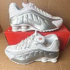 Nike Shox R4 (GS) Kids 6Y White/Metallic Silver CW2626-101