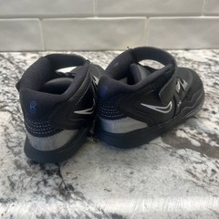 NIKE KYRIE INFINITY TD BLACK METALLIC SILVER SIZE 8C CHILD/TODDLER [DD0333-005]