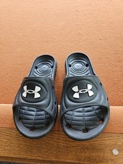 Under Armour black sandals size M1. 81/2″ L x 4″ W.