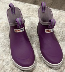 Xtratuf Kid’s Ankle Deck Boot – Dewberry/Purple Gumdrop XKAB500Y Size 2M