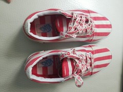 Vans kids Where’s Waldo Old Skool Sneakers Kids Size 2 Shoes