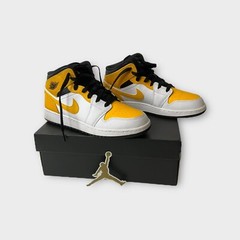 Big Kid’s Jordan 1 Mid „University Gold“ White/University Gold-Blk (554725 170)