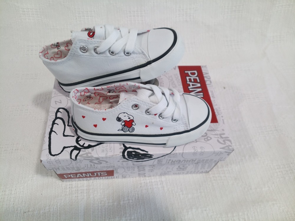 Brand New Peanuts (Snoopy) Low Top Kids Shoes US size 8c