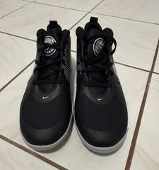 Nike Team Hustle D 9 (GS) Kids 7Y Black/Silver/White Mid Top Basketball