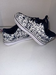 Tommy Hilfiger Heely’s Youth Size 6 Roller Skate Sneakers. MISSING 1 Wheel