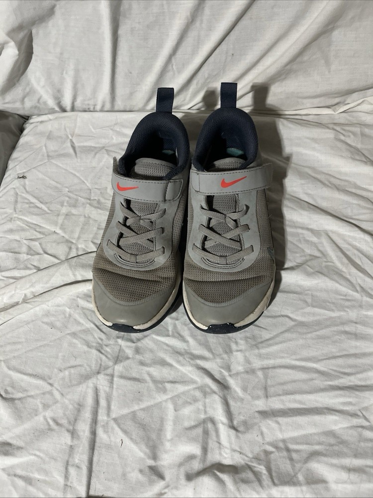 Nike Omni Multi-Court PS ‚Wolf Grey Dusty Cactus‘ | Size 1Y