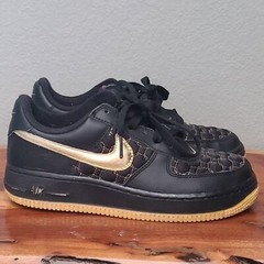NIKE Air Force 1 Low Top Black Holographic Gold Heat Vintage Sneakers 4Y = 6 Wom