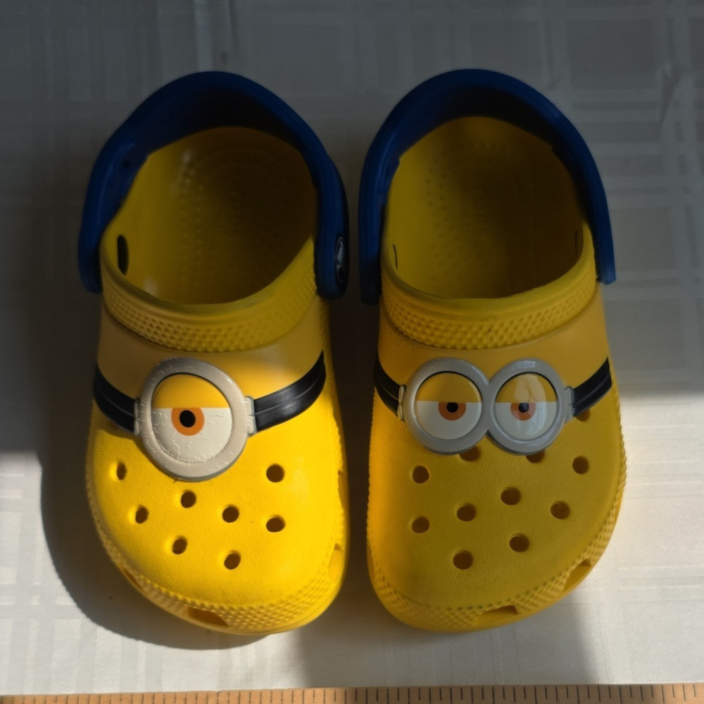 Crocs Classic Minions Kids Clogs Yellow/Blue US 9 Slip-On Adjustable Strap