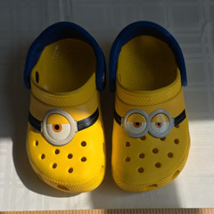 Crocs Classic Minions Kids Clogs Yellow/Blue US 9 Slip-On Adjustable Strap