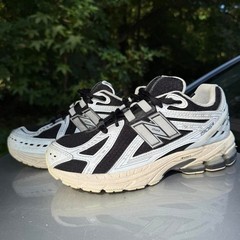 Sample size youth SS Black and white New Balance 1906r trainers
