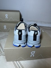 On Running Cloudhero Waterproof Silver Fog 3ye10032064 Youth Size 4.5