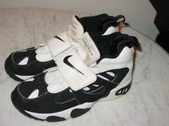 2011 Nike Air Diamond Turf 2 White/Black Youth Shoes! Size 7Y Sold As Is!