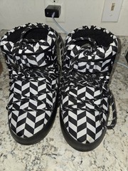 Moon Boot Icon Low Optical boots featuring a distinct black and white Size 4.5