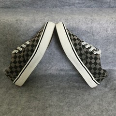 Vans Checkered Classic Skating Shoes, Youth 1.0/EU 31.5 (Grey/Black)