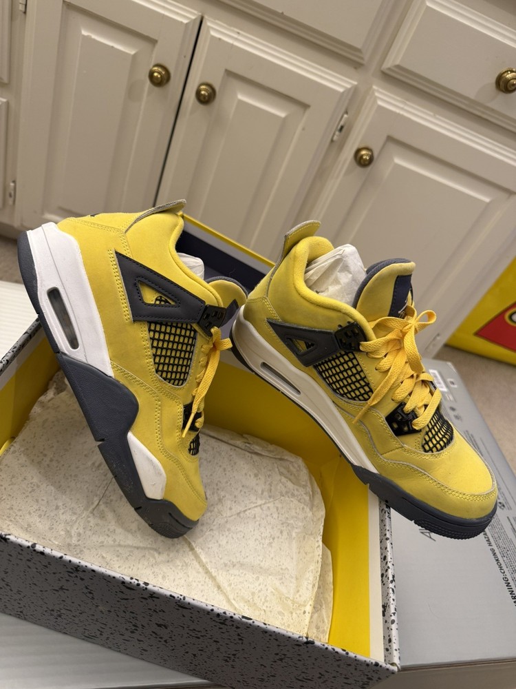 Nike Air Jordan 4 Retro GS Tour Yellow Lightning 2021 Size 6.5Y