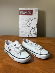 Peanuts Snoopy Hearts Canvas Sneakers Kids Size 8 White Lace Up NIB
