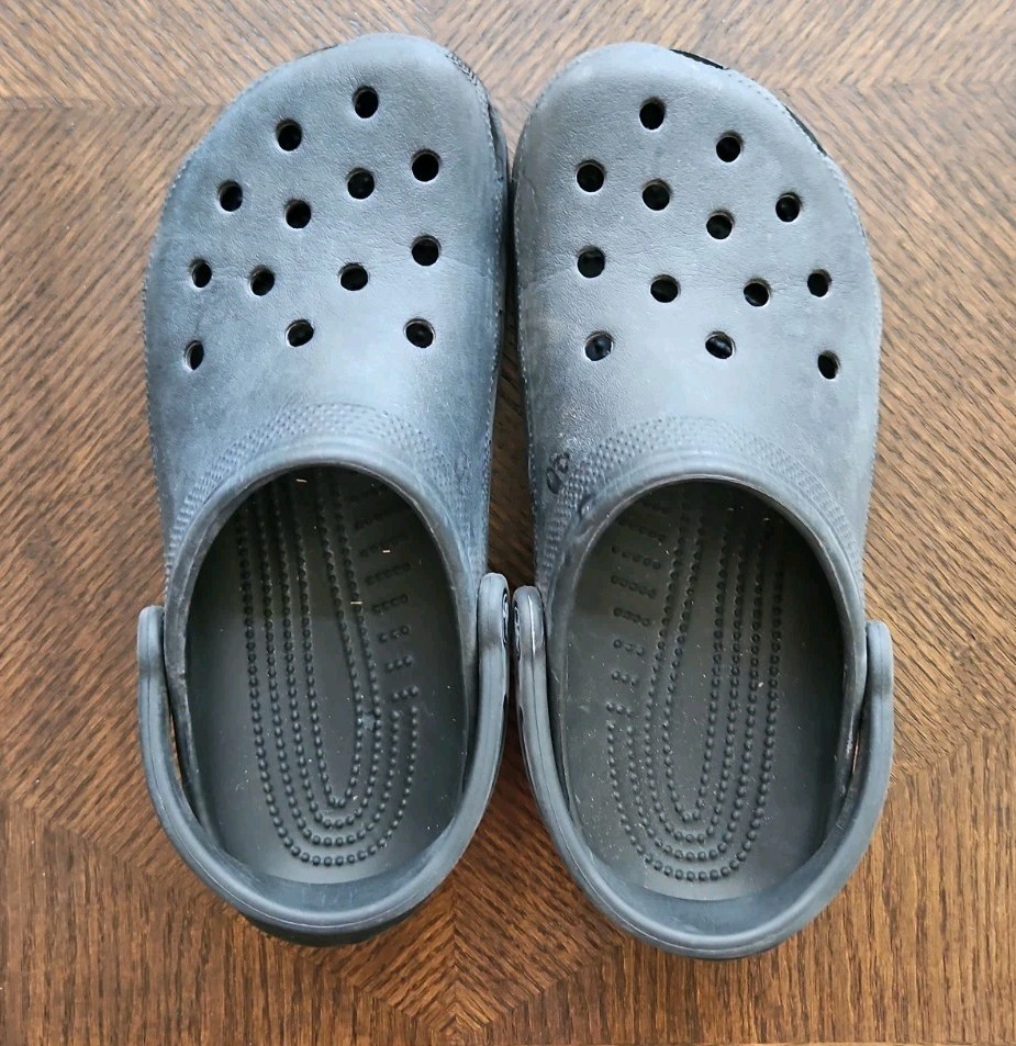 Crocs Clogs Size Kids J 6 Sandals Slip Ons in Classic Black