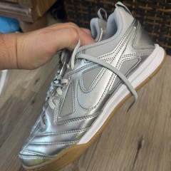 Nike Gato LV8 GS Metallic Silver White Gum Shoes Size 6Y II7084-001 Soccer New