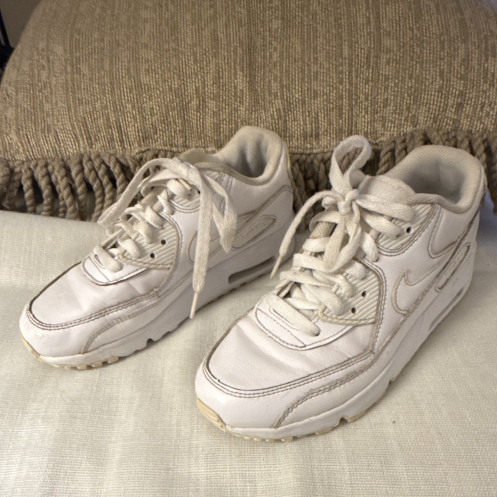 Nike Air Max White Unisex Sneakers Lace Up Logo Classic Size 5.5 Youth