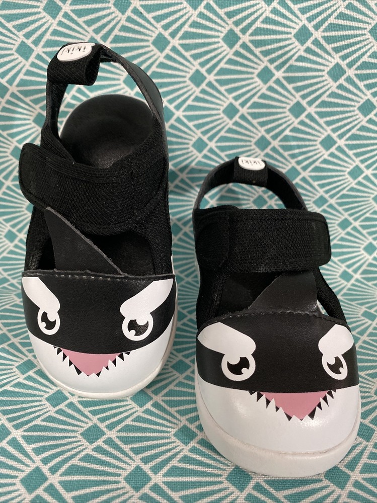 Ikiki Squeaky Shoe Sandal Orca Kids Size 6 On Off Squeaker AFO Compatible