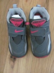 Nike Air Diamond Turf 407913-600 Gray Pink Hook & Loop Boys 9