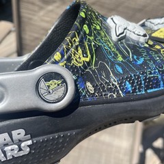 Crocs Clogs Star Wars Mandalorian Jibbitz Black Grogu Youth J4 Women’s 6 Men’s 4