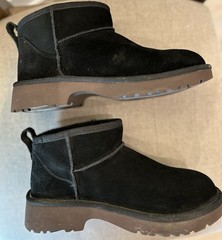 UGG Kids‘ Classic Ultra Mini New Heights Black Suede Kids 6, Women 7-7.5 EUC