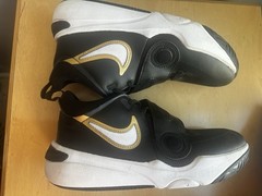 Nike Team Hustle D11 Low Black Metallic Gold – 7Y 8.5 W