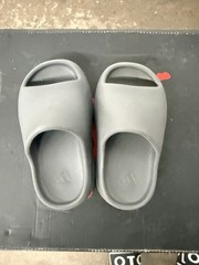 Yeezy slides toddlers US 9C