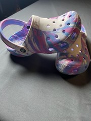 Crocs Classic Kids‘ Marbled Clog in Multi-Color/Tie-Dye Casual Bright Travel