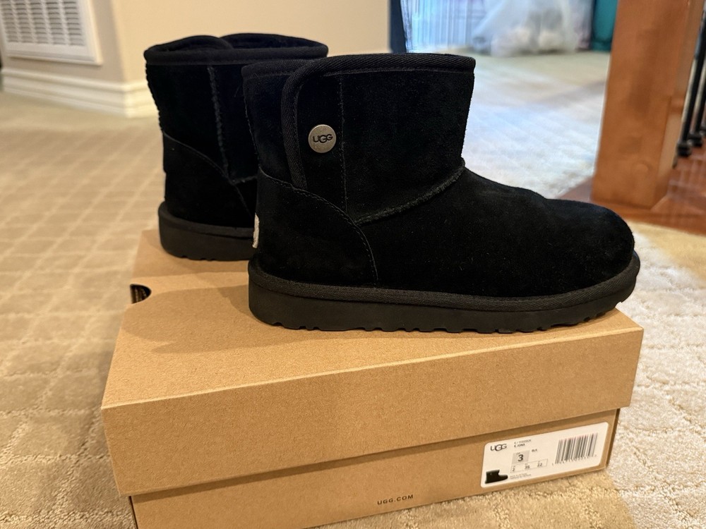 UGG Jona Short Boot sheepskin Black Youth Size US 3 EU 35