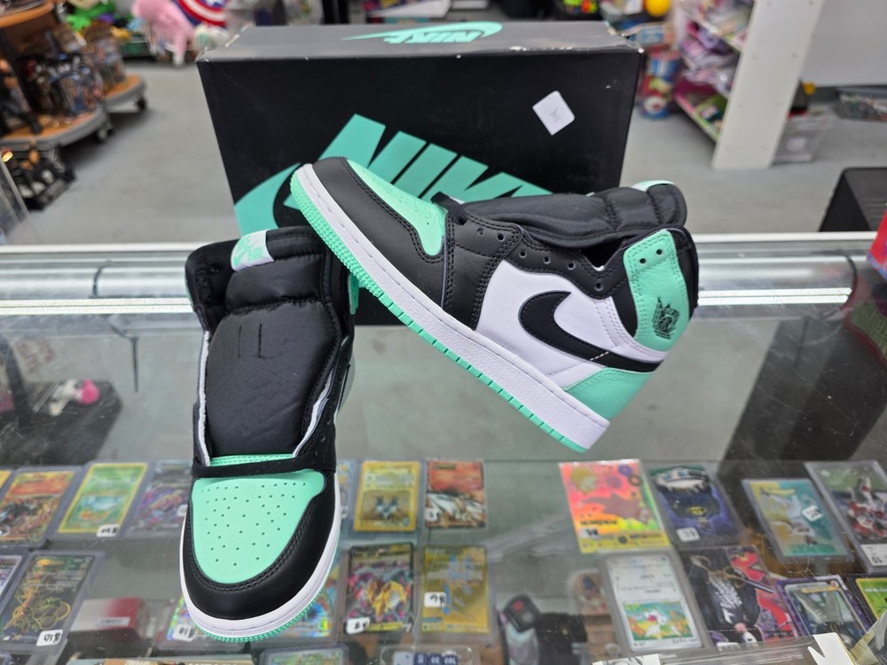 Nike Air Jordan 1 Retro High Mint Green White Black FD1437 130 Youth 4Y (new)