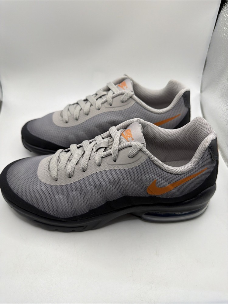 NIKE AIR MAX Youth Invigor Grade School Running Shoes. Size 7 Youth.