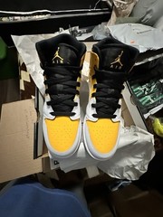 Size 5Y – Air Jordan 1 Mid University Gold