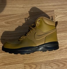 Nike Manoa LTR boot in a wheat/black (Sz. 6 Y)